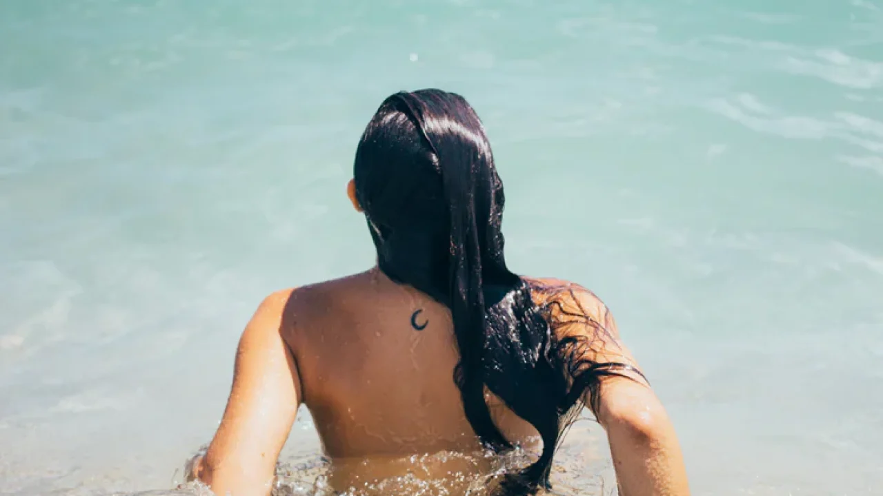 woman-swims-in-ocean